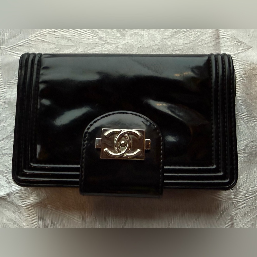 CHANEL Boy patent leather wallet w/ zipper, certificate of authenticity incl.